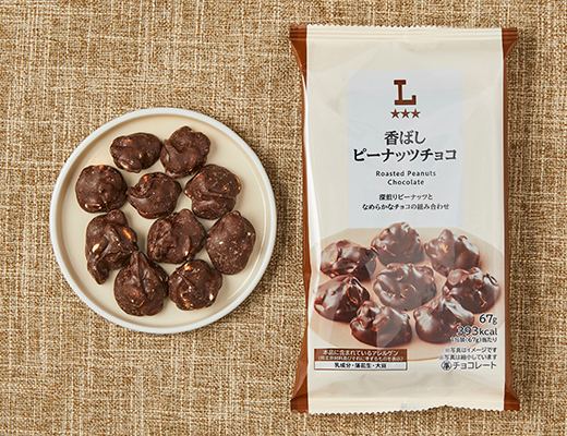 ローソンの香ばしピーナッツチョコを比較する。税込価格：188円、カロリー：393kcal、1円あたりカロリー：2.09kcal/円、たんぱく質：9.2g、1円あたりたんぱく質：0.05g/円、脂質：27.4g、炭水化物：29.2g、糖質：25.8g、食物繊維：3.4g、食塩相当量：0g。