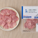 ローソンのスモークタンを比較する。税込価格：130円、カロリー：67kcal、1円あたりカロリー：0.52kcal/円、たんぱく質：6.1g、1円あたりたんぱく質：0.05g/円、脂質：4.4g、炭水化物：0.9g、糖質：0.7g、食物繊維：0.2g、食塩相当量：0.9g。