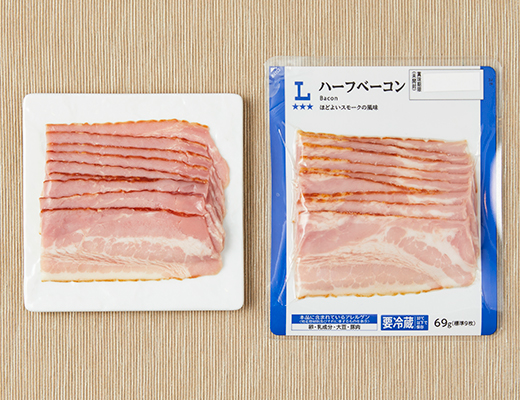 ローソンのハーフベーコン 69gを比較する。税込価格：194円、カロリー：155kcal、1円あたりカロリー：0.80kcal/円、たんぱく質：9.9g、1円あたりたんぱく質：0.05g/円、脂質：12.1g、炭水化物：1.8g、糖質：1.2g、食物繊維：0.6g、食塩相当量：1.7g。