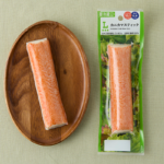 ローソンのカニカマスティックを比較する。税込価格：192円、カロリー：80kcal、1円あたりカロリー：0.42kcal/円、たんぱく質：10.1g、1円あたりたんぱく質：0.05g/円、脂質：1.3g、炭水化物：7.1g、糖質：6.9g、食物繊維：0.2g、食塩相当量：1.5g。