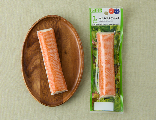 ローソンのカニカマスティックを比較する。税込価格：192円、カロリー：80kcal、1円あたりカロリー：0.42kcal/円、たんぱく質：10.1g、1円あたりたんぱく質：0.05g/円、脂質：1.3g、炭水化物：7.1g、糖質：6.9g、食物繊維：0.2g、食塩相当量：1.5g。