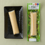 ローソンのホタカマスティック 焦がし醤油味を比較する。税込価格：192円、カロリー：75kcal、1円あたりカロリー：0.39kcal/円、たんぱく質：8.9g、1円あたりたんぱく質：0.05g/円、脂質：0.8g、炭水化物：8.1g、糖質：7.8g、食物繊維：0.3g、食塩相当量：1.6g。