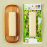 ローソンの豆腐スティック 旨み昆布を比較する。税込価格：171円、カロリー：102kcal、1円あたりカロリー：0.60kcal/円、たんぱく質：11.8g、1円あたりたんぱく質：0.07g/円、脂質：5.9g、炭水化物：0.6g、糖質：0.1g、食物繊維：0.5g、食塩相当量：0.8g。