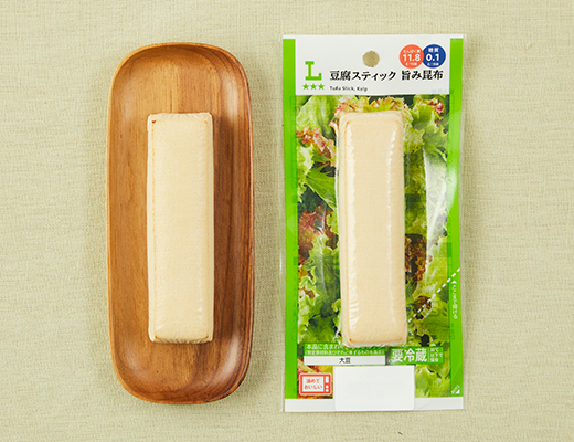 ローソンの豆腐スティック 旨み昆布を比較する。税込価格：171円、カロリー：102kcal、1円あたりカロリー：0.60kcal/円、たんぱく質：11.8g、1円あたりたんぱく質：0.07g/円、脂質：5.9g、炭水化物：0.6g、糖質：0.1g、食物繊維：0.5g、食塩相当量：0.8g。