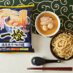ローソンの日清食品 麺屋一燈 濃厚魚介つけ麺。税込価格：397円、カロリー：712kcal、たんぱく質：21.8g、脂質：24.6g、炭水化物：103.1g、糖質：98.7g、食物繊維：4.4g、食塩相当量：4.7g。