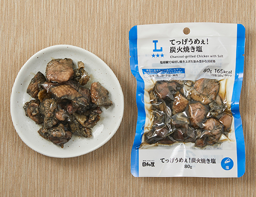 ローソンのてっげうめぇ！ 炭火焼き塩を比較する。税込価格：318円、カロリー：165kcal、1円あたりカロリー：0.52kcal/円、たんぱく質：20.2g、1円あたりたんぱく質：0.06g/円、脂質：9.2g、炭水化物：0.3g、糖質：0.2g、食物繊維：0.1g、食塩相当量：1g。