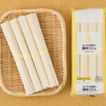ローソンのもっちり食感の讃岐うどんを比較する。税込価格：218円、カロリー：293kcal、1円あたりカロリー：1.34kcal/円、たんぱく質：6.9g、1円あたりたんぱく質：0.03g/円、脂質：1.1g、炭水化物：64.7g、糖質：63.2g、食物繊維：1.5g、食塩相当量：5g。