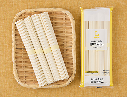 ローソンのもっちり食感の讃岐うどんを比較する。税込価格：218円、カロリー：293kcal、1円あたりカロリー：1.34kcal/円、たんぱく質：6.9g、1円あたりたんぱく質：0.03g/円、脂質：1.1g、炭水化物：64.7g、糖質：63.2g、食物繊維：1.5g、食塩相当量：5g。
