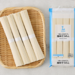 ローソンのつるっとのどごし播州そうめんを比較する。税込価格：218円、カロリー：299kcal、1円あたりカロリー：1.37kcal/円、たんぱく質：7.9g、1円あたりたんぱく質：0.04g/円、脂質：0.9g、炭水化物：66g、糖質：63.6g、食物繊維：2.3g、食塩相当量：3.4g。