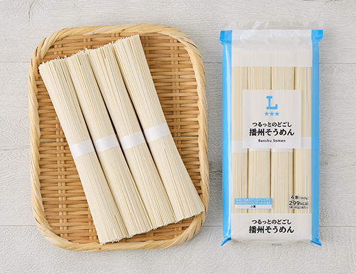 ローソンのつるっとのどごし播州そうめんを比較する。税込価格：218円、カロリー：299kcal、1円あたりカロリー：1.37kcal/円、たんぱく質：7.9g、1円あたりたんぱく質：0.04g/円、脂質：0.9g、炭水化物：66g、糖質：63.6g、食物繊維：2.3g、食塩相当量：3.4g。