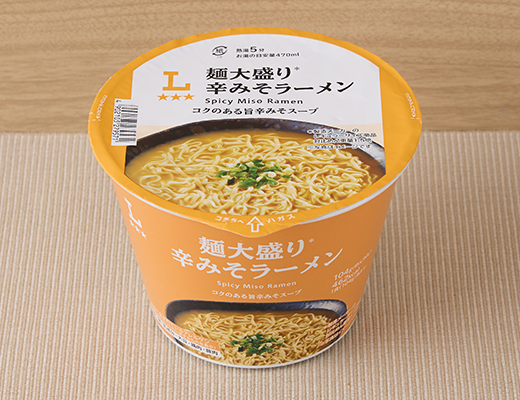 ローソンの麺大盛り 辛みそラーメンを比較する。税込価格：198円、カロリー：462kcal、1円あたりカロリー：2.33kcal/円、たんぱく質：10.5g、1円あたりたんぱく質：0.05g/円、脂質：18.9g、炭水化物：63.9g、糖質：61.2g、食物繊維：2.7g、食塩相当量：7.9g。