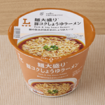 ローソンの麺大盛り 豚コクしょうゆラーメンを比較する。税込価格：198円、カロリー：463kcal、1円あたりカロリー：2.34kcal/円、たんぱく質：11.2g、1円あたりたんぱく質：0.06g/円、脂質：20.6g、炭水化物：59.4g、糖質：57g、食物繊維：2.4g、食塩相当量：7.1g。