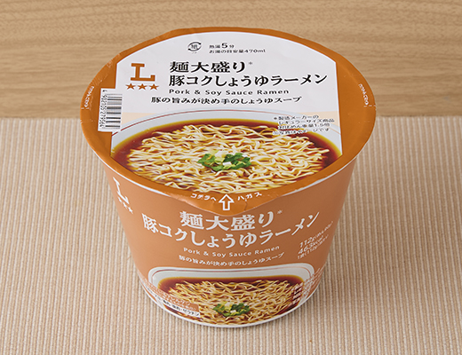 ローソンの麺大盛り 豚コクしょうゆラーメンを比較する。税込価格：198円、カロリー：463kcal、1円あたりカロリー：2.34kcal/円、たんぱく質：11.2g、1円あたりたんぱく質：0.06g/円、脂質：20.6g、炭水化物：59.4g、糖質：57g、食物繊維：2.4g、食塩相当量：7.1g。