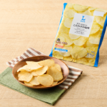 ローソンのザクッとポテト こだわりの塩味を比較する。税込価格：130円、カロリー：311kcal、1円あたりカロリー：2.39kcal/円、たんぱく質：3.1g、1円あたりたんぱく質：0.02g/円、脂質：19.5g、炭水化物：31.8g、糖質：29.6g、食物繊維：2.2g、食塩相当量：0.7g。