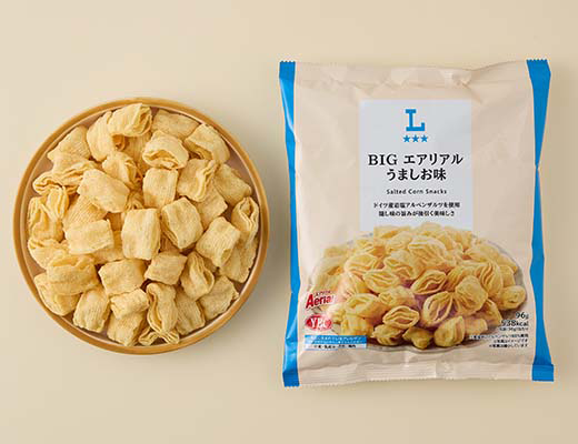 ローソンのBIG エアリアル うましお味を比較する。税込価格：218円、カロリー：538kcal、1円あたりカロリー：2.47kcal/円、たんぱく質：3.2g、1円あたりたんぱく質：0.01g/円、脂質：33.3g、炭水化物：57.2g、糖質：55.5g、食物繊維：1.7g、食塩相当量：1.9g。