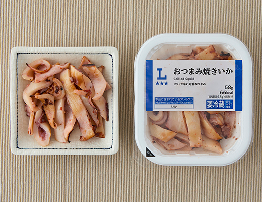ローソンのおつまみ焼きいか。税込価格：322円、カロリー：66kcal、たんぱく質：12.9g、脂質：1g、炭水化物：1.5g、糖質：1.3g、食物繊維：0.2g、食塩相当量：1.5g。