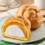 ローソンの大きなツインシュー。税込価格：151円、カロリー：334kcal、たんぱく質：4.3g、脂質：22.8g、炭水化物：27.9g、糖質：27.7g、食物繊維：0.2g、食塩相当量：0.3g。