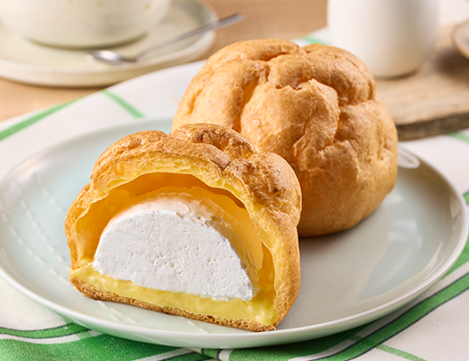 ローソンの大きなツインシュー。税込価格：151円、カロリー：334kcal、たんぱく質：4.3g、脂質：22.8g、炭水化物：27.9g、糖質：27.7g、食物繊維：0.2g、食塩相当量：0.3g。