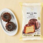 ローソンの焦がしバター香るカヌレを比較する。税込価格：462円、カロリー：145kcal、1円あたりカロリー：0.31kcal/円、たんぱく質：2.7g、1円あたりたんぱく質：0.01g/円、脂質：5g、炭水化物：22.6g、糖質：22.2g、食物繊維：0.3g、食塩相当量：0.1g。
