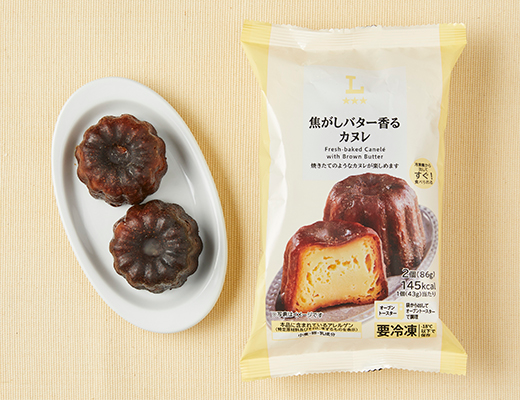 ローソンの焦がしバター香るカヌレを比較する。税込価格：462円、カロリー：145kcal、1円あたりカロリー：0.31kcal/円、たんぱく質：2.7g、1円あたりたんぱく質：0.01g/円、脂質：5g、炭水化物：22.6g、糖質：22.2g、食物繊維：0.3g、食塩相当量：0.1g。
