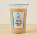 ローソンのカフェラテ 砂糖不使用 グランデ。税込価格：258円、カロリー：113kcal、たんぱく質：7.4g、脂質：4.1g、炭水化物：12.1g、糖質：11.2g、食物繊維：0.9g、食塩相当量：0.8g。