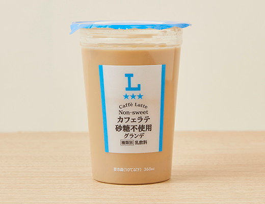 ローソンのカフェラテ 砂糖不使用 グランデ。税込価格：258円、カロリー：113kcal、たんぱく質：7.4g、脂質：4.1g、炭水化物：12.1g、糖質：11.2g、食物繊維：0.9g、食塩相当量：0.8g。