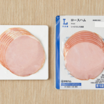 ローソンのロースハム 74gを比較する。税込価格：189円、カロリー：85kcal、1円あたりカロリー：0.45kcal/円、たんぱく質：11.7g、1円あたりたんぱく質：0.06g/円、脂質：2.5g、炭水化物：3.9g、糖質：3.8g、食物繊維：0.1g、食塩相当量：2.3g。