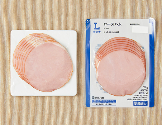 ローソンのロースハム 74gを比較する。税込価格：189円、カロリー：85kcal、1円あたりカロリー：0.45kcal/円、たんぱく質：11.7g、1円あたりたんぱく質：0.06g/円、脂質：2.5g、炭水化物：3.9g、糖質：3.8g、食物繊維：0.1g、食塩相当量：2.3g。
