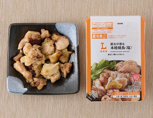 ローソンの炭火が香る本格焼鳥(塩)を比較する。税込価格：333円、カロリー：202kcal、1円あたりカロリー：0.61kcal/円、たんぱく質：22.3g、1円あたりたんぱく質：0.07g/円、脂質：11.8g、炭水化物：1.5g、糖質：1.4g、食物繊維：0.1g、食塩相当量：2.2g。