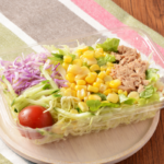 ローソンのシーチキン®＆コーンサラダ。税込価格：289円、カロリー：68kcal、たんぱく質：5.3g、脂質：2.3g、炭水化物：8g、糖質：5.1g、食物繊維：2.9g、食塩相当量：0.3g。