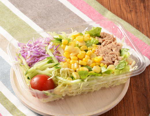 ローソンのシーチキン®＆コーンサラダ。税込価格：289円、カロリー：68kcal、たんぱく質：5.3g、脂質：2.3g、炭水化物：8g、糖質：5.1g、食物繊維：2.9g、食塩相当量：0.3g。
