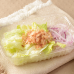 ローソンの玉ねぎサラダ。税込価格：257円、カロリー：26kcal、たんぱく質：1.4g、脂質：0.1g、炭水化物：5.8g、糖質：3.8g、食物繊維：2g、食塩相当量：0g。