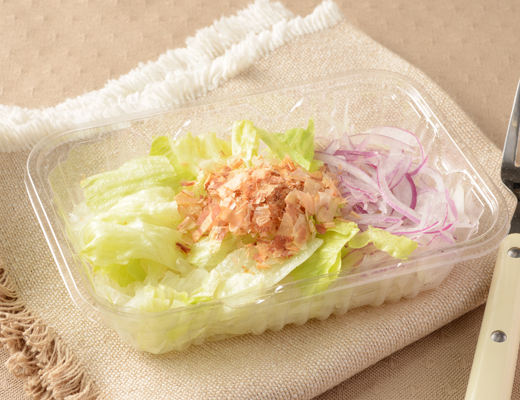 ローソンの玉ねぎサラダを比較する。税込価格：257円、カロリー：26kcal、1円あたりカロリー：0.10kcal/円、たんぱく質：1.4g、1円あたりたんぱく質：0.01g/円、脂質：0.1g、炭水化物：5.8g、糖質：3.8g、食物繊維：2g、食塩相当量：0g。