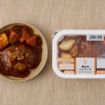ローソンの煮込みハンバーグ。税込価格：441円、カロリー：225kcal、たんぱく質：10.6g、脂質：13.6g、炭水化物：16.4g、糖質：13.7g、食物繊維：2.7g、食塩相当量：2.1g。