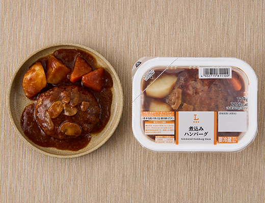 ローソンの煮込みハンバーグ。税込価格：441円、カロリー：225kcal、たんぱく質：10.6g、脂質：13.6g、炭水化物：16.4g、糖質：13.7g、食物繊維：2.7g、食塩相当量：2.1g。