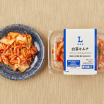 ローソンの白菜キムチ 2P。税込価格：225円、カロリー：38kcal、たんぱく質：2.1g、脂質：0.4g、炭水化物：7.5g、糖質：5.4g、食物繊維：2.1g、食塩相当量：2g。