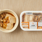 ローソンの肉豆腐。税込価格：430円、カロリー：256kcal、たんぱく質：13.6g、脂質：15.8g、炭水化物：15.7g、糖質：14g、食物繊維：1.7g、食塩相当量：2.5g。