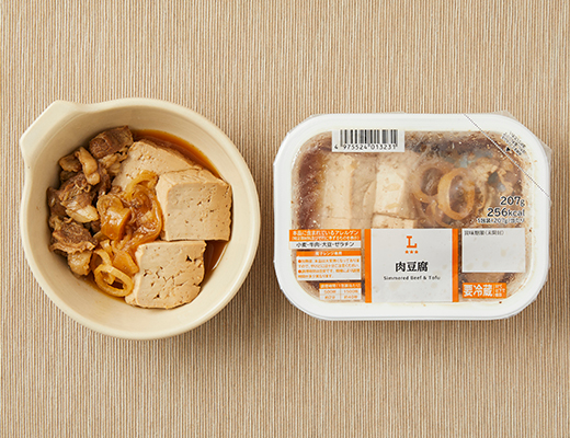 ローソンの肉豆腐。税込価格：430円、カロリー：256kcal、たんぱく質：13.6g、脂質：15.8g、炭水化物：15.7g、糖質：14g、食物繊維：1.7g、食塩相当量：2.5g。