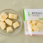 ローソンの皮むきりんごを比較する。税込価格：297円、カロリー：53kcal、1円あたりカロリー：0.18kcal/円、たんぱく質：0.1g、1円あたりたんぱく質：0.01未満g/円、脂質：0.2g、炭水化物：15.5g、糖質：14.1g、食物繊維：1.4g、食塩相当量：0.2g。