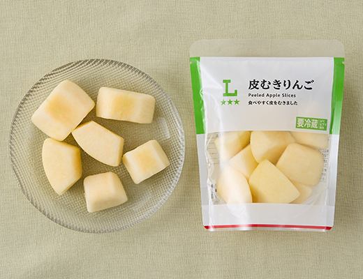 ローソンの皮むきりんごを比較する。税込価格：297円、カロリー：53kcal、1円あたりカロリー：0.18kcal/円、たんぱく質：0.1g、1円あたりたんぱく質：0.01未満g/円、脂質：0.2g、炭水化物：15.5g、糖質：14.1g、食物繊維：1.4g、食塩相当量：0.2g。