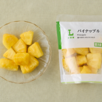 ローソンのパイナップルを比較する。税込価格：297円、カロリー：54kcal、1円あたりカロリー：0.18kcal/円、たんぱく質：0.6g、1円あたりたんぱく質：0.01未満g/円、脂質：0.1g、炭水化物：13.7g、糖質：12.5g、食物繊維：1.2g、食塩相当量：0g。