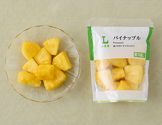 ローソンのパイナップルを比較する。税込価格：297円、カロリー：54kcal、1円あたりカロリー：0.18kcal/円、たんぱく質：0.6g、1円あたりたんぱく質：0.01未満g/円、脂質：0.1g、炭水化物：13.7g、糖質：12.5g、食物繊維：1.2g、食塩相当量：0g。