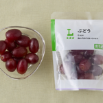 ローソンのぶどうを比較する。税込価格：297円、カロリー：69kcal、1円あたりカロリー：0.23kcal/円、たんぱく質：0.6g、1円あたりたんぱく質：0.01未満g/円、脂質：0.2g、炭水化物：16.9g、糖質：16g、食物繊維：0.9g、食塩相当量：0g。