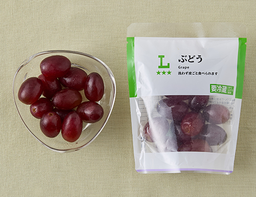 ローソンのぶどうを比較する。税込価格：297円、カロリー：69kcal、1円あたりカロリー：0.23kcal/円、たんぱく質：0.6g、1円あたりたんぱく質：0.01未満g/円、脂質：0.2g、炭水化物：16.9g、糖質：16g、食物繊維：0.9g、食塩相当量：0g。