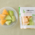 ローソンの2種のメロンを比較する。税込価格：297円、カロリー：45kcal、1円あたりカロリー：0.15kcal/円、たんぱく質：1g、1円あたりたんぱく質：0.01未満g/円、脂質：0.1g、炭水化物：10.4g、糖質：9.9g、食物繊維：0.5g、食塩相当量：0g。