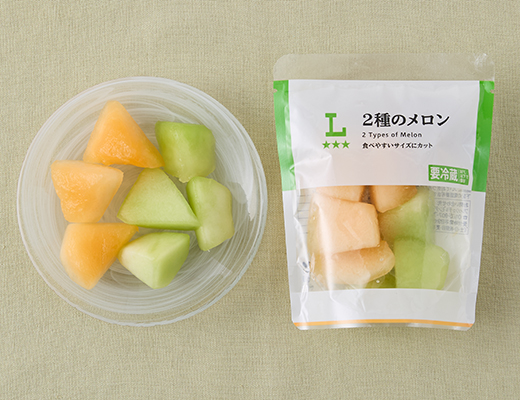 ローソンの2種のメロンを比較する。税込価格：297円、カロリー：45kcal、1円あたりカロリー：0.15kcal/円、たんぱく質：1g、1円あたりたんぱく質：0.01未満g/円、脂質：0.1g、炭水化物：10.4g、糖質：9.9g、食物繊維：0.5g、食塩相当量：0g。