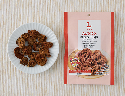 ローソンのスッパイマン 種抜き干し梅を比較する。税込価格：180円、カロリー：22kcal、1円あたりカロリー：0.12kcal/円、たんぱく質：0.6g、1円あたりたんぱく質：0.01未満g/円、脂質：0g、炭水化物：6.5g、糖質：3.8g、食物繊維：2.7g、食塩相当量：4g。