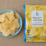 ローソンの国産じゃがいも100％ポテトチップス じゃがいもと塩を比較する。税込価格：130円、カロリー：288kcal、1円あたりカロリー：2.22kcal/円、たんぱく質：2.6g、1円あたりたんぱく質：0.02g/円、脂質：18g、炭水化物：29.8g、糖質：27.8g、食物繊維：2g、食塩相当量：0.6g。