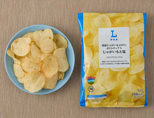 ローソンの国産じゃがいも100％ポテトチップス じゃがいもと塩を比較する。税込価格：130円、カロリー：288kcal、1円あたりカロリー：2.22kcal/円、たんぱく質：2.6g、1円あたりたんぱく質：0.02g/円、脂質：18g、炭水化物：29.8g、糖質：27.8g、食物繊維：2g、食塩相当量：0.6g。