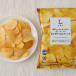 ローソンの国産じゃがいも100％ポテトチップス じゃがいもとコンソメを比較する。税込価格：130円、カロリー：279kcal、1円あたりカロリー：2.15kcal/円、たんぱく質：2.4g、1円あたりたんぱく質：0.02g/円、脂質：18.4g、炭水化物：27.5g、糖質：24.7g、食物繊維：2.8g、食塩相当量：0.7g。